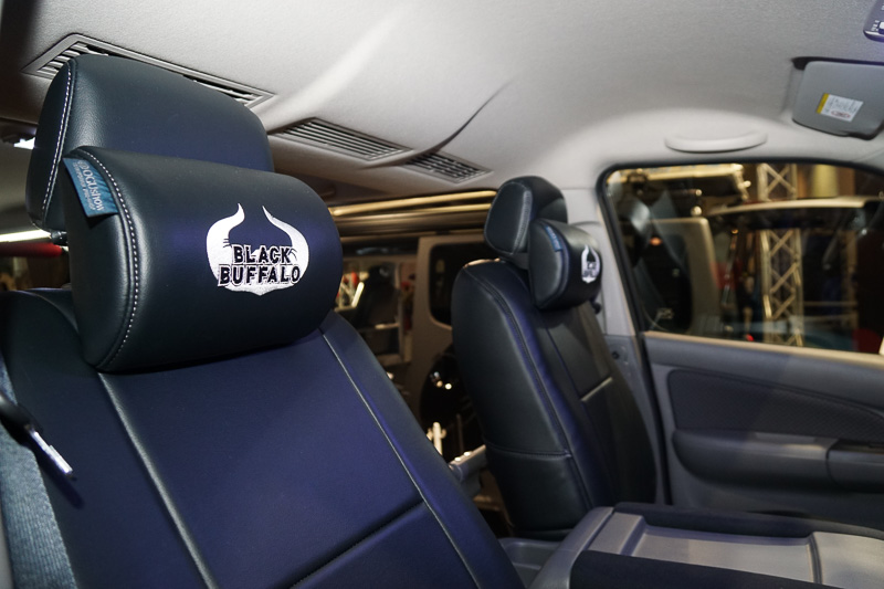ブラックバッファローの刺繍入りレザー調のシートカバーを装備