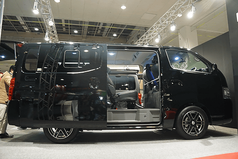 超限定　ゴールドカラー ZETA NV350 ブラック バッファロー フィッシングショー OSAKA 2017】日産、ブラックバッファロー号仕様の