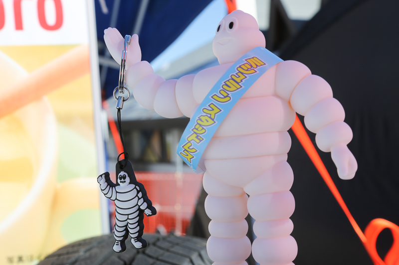 ミシュランマンのミニ人形が飾られていたので、キーホルダーとともに記念写真