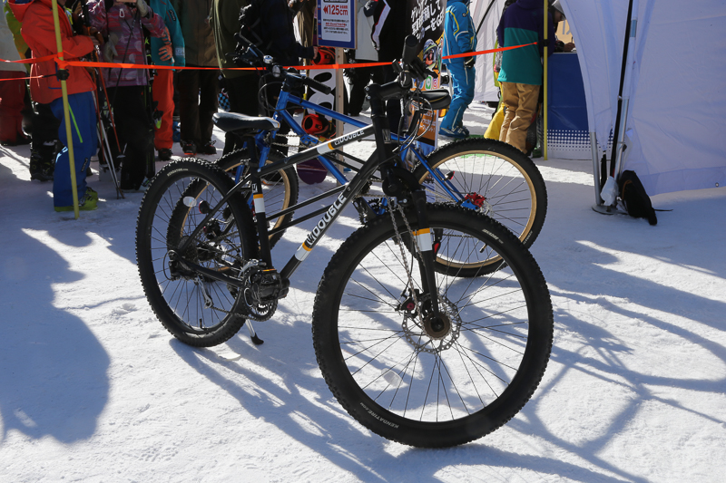 ゲレンデタクシーの受付付近に展示されていた自転車。通常の自転車と異なり後輪の駆動力を前輪にも伝達させることができる両輪駆動（2WD）自転車だ。日本唯一の両輪駆動自転車メーカー「DOUBLE」の製品で、スバルとコラボをしたモデルが販売されていたが現時点では完売となっている