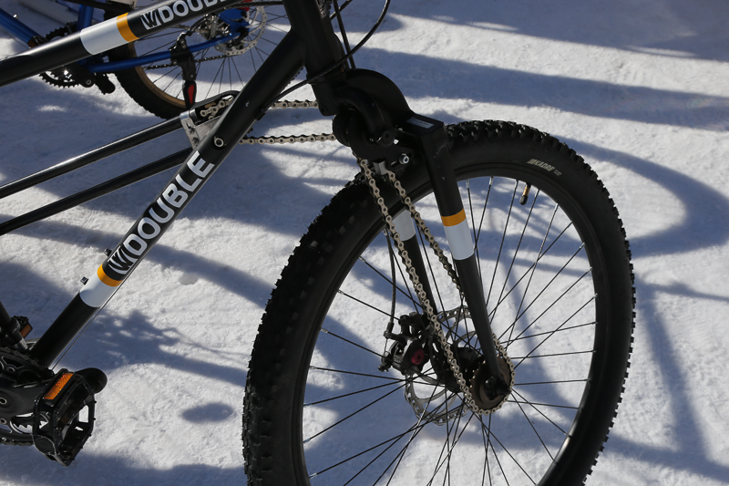 ゲレンデタクシーの受付付近に展示されていた自転車。通常の自転車と異なり後輪の駆動力を前輪にも伝達させることができる両輪駆動（2WD）自転車だ。日本唯一の両輪駆動自転車メーカー「DOUBLE」の製品で、スバルとコラボをしたモデルが販売されていたが現時点では完売となっている