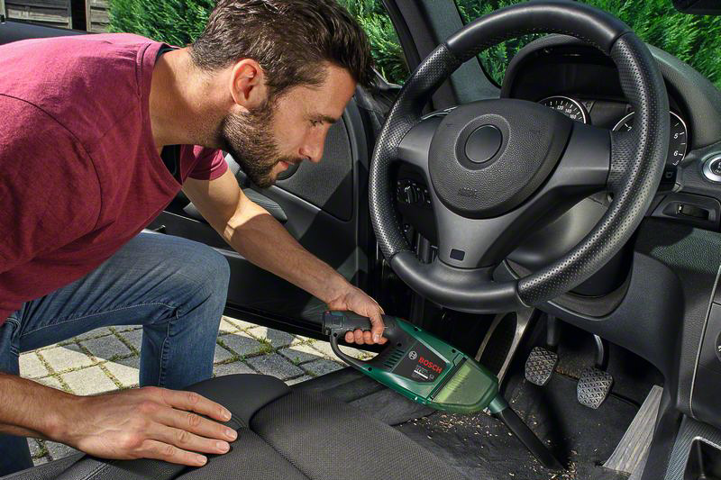 車内や室内でのちょっとした掃除に便利なハンディクリーナーとして使えるほか、延長パイプを使ってスティッククリーナーとして1台2役に利用できる