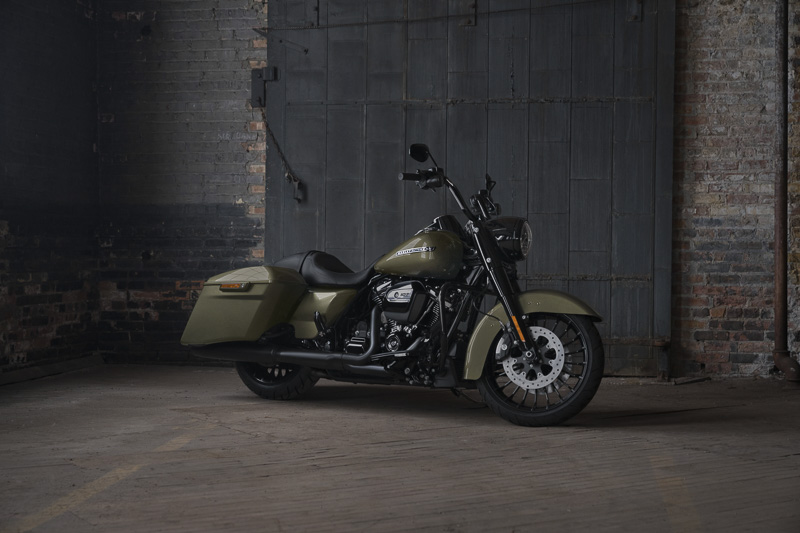 エンジンガード、ハンドルバーとハンドコントロール、ミラー、ターンシグナル、エンジンカバー、エアクリーナーカバー、マフラー、エキゾーストシールドを全てブラック仕上げとした