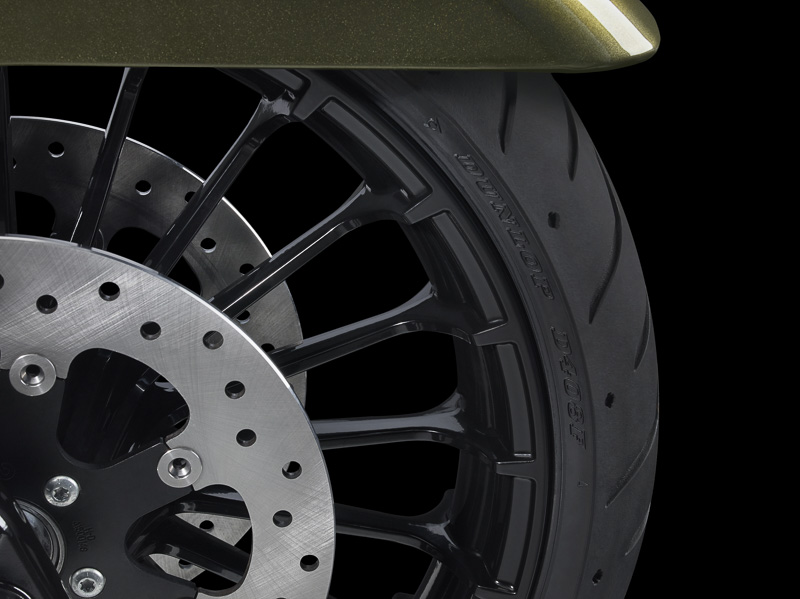 エンジンガード、ハンドルバーとハンドコントロール、ミラー、ターンシグナル、エンジンカバー、エアクリーナーカバー、マフラー、エキゾーストシールドを全てブラック仕上げとした