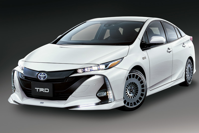 TRDパーツを装着した新型「プリウス PHV」