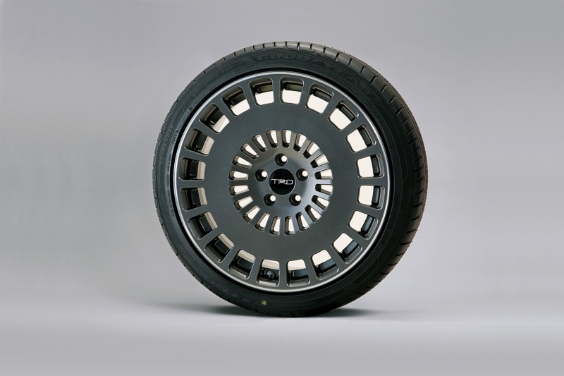 18インチアルミホイール「TRD TF8」＆タイヤセット：1台分31万2000円（税別）