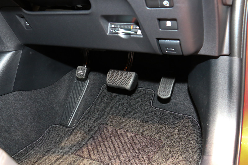 センターコンソールのシフトセレクター左側に、「EV/HVモード切替スイッチ」「ドライブモードスイッチ」などを設定。右側の「P」ボタンはパーキングギヤのボタン。パーキングブレーキは足踏み式