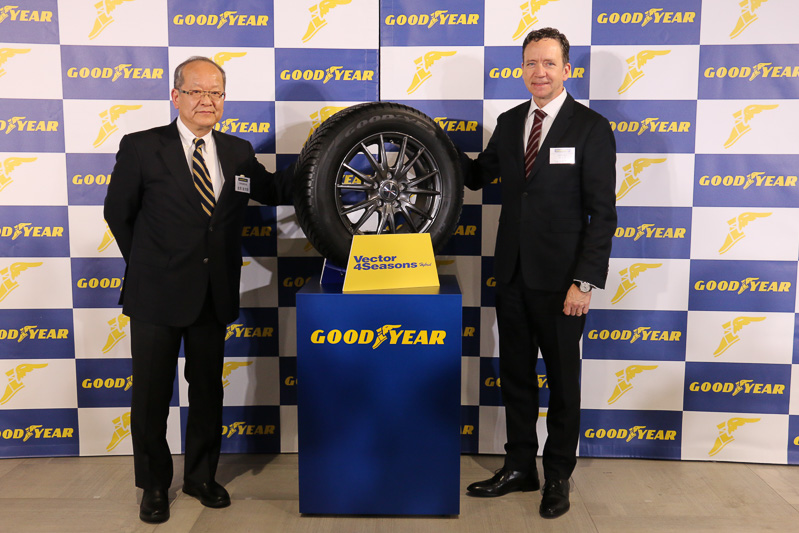 グッドイヤーの2017年戦略発表と新製品説明会でフォトセッションに立った日本グッドイヤー株式会社 代表取締役社長 金原雄次郎氏（左）とザ・グッドイヤー・アジア・パシフィック地区 消費財担当副社長 マイク・リトコスキー氏（右）