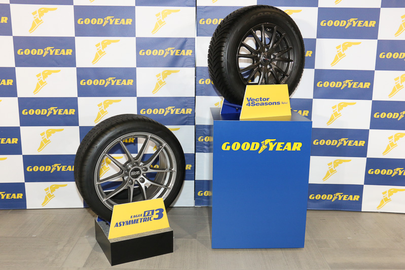 会場に展示されていたグッドイヤーのタイヤ。左は2月1日発売されたハイパフォーマンスタイヤの新製品「Eagle F1 Asymmetric 3（イーグル エフワン アシメトリック スリー）」、右は2016年8月1日に発売された新オールシーズンタイヤ「Vector 4 Seasons Hybrid（ベクター フォー シーズンズ ハイブリッド）」
