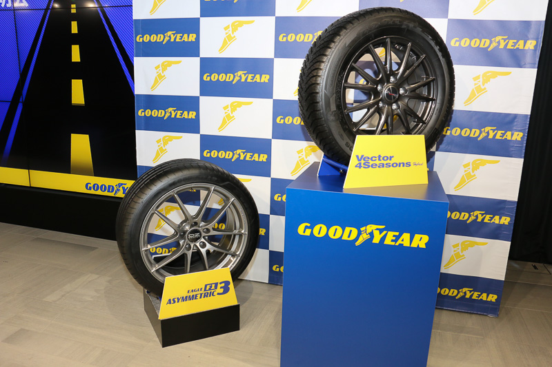 会場内で行なわれたEagle F1 Asymmetric 3（左）とVector 4 Seasons Hybrid（右）の製品展示