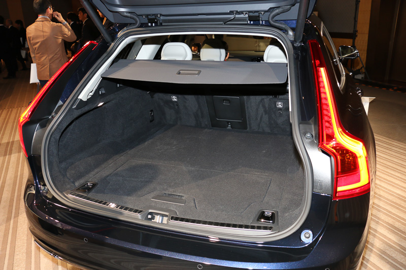 V90のラゲッジスペース容量は560L。パワーテールゲートにはハンズフリー機構も備える