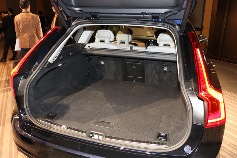 リアシートはラゲッジスペース側面のスイッチで電動可倒。フルラゲッジ状態では容量が1526Lまで拡大する