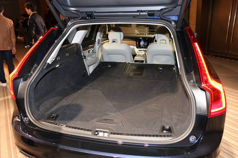 リアシートはラゲッジスペース側面のスイッチで電動可倒。フルラゲッジ状態では容量が1526Lまで拡大する