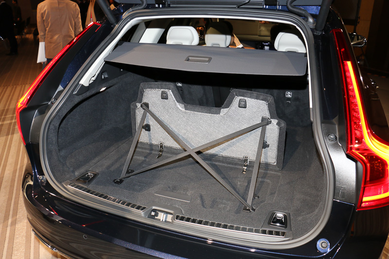 広いラゲッジスペースを分割して前後で使い分ける「グロサリーバッグ・ホルダー」は、備え付けのゴムバンドを左右各4カ所ずつのフックで固定して使い方を工夫できる