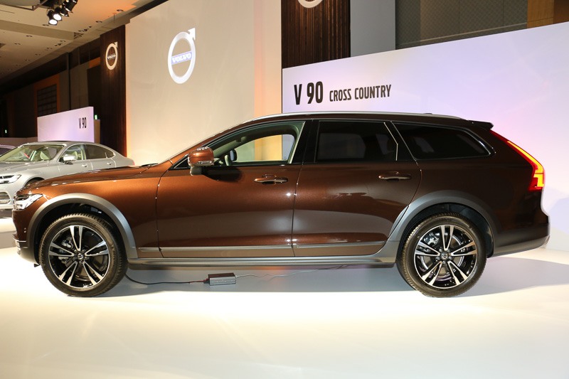 タイヤサイズは235/50 R19。車高が70mm引き上げられ、最低地上高は210mmとなる