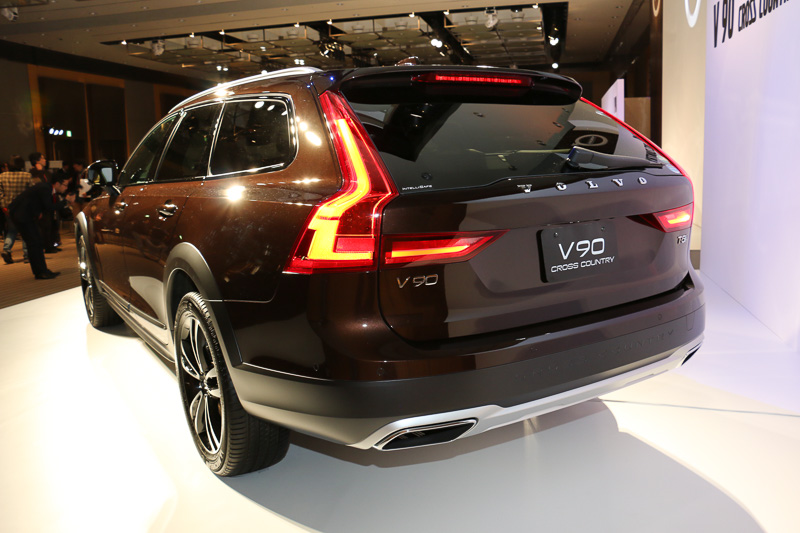 タイヤサイズは235/50 R19。車高が70mm引き上げられ、最低地上高は210mmとなる