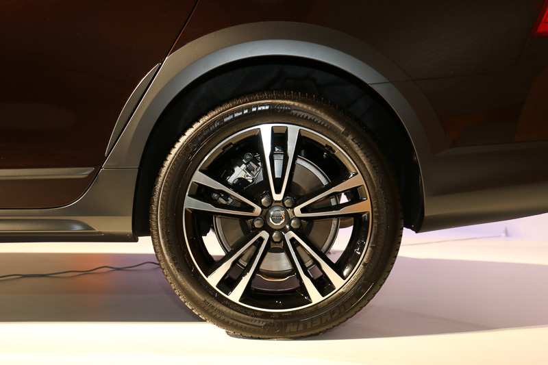 タイヤサイズは235/50 R19。車高が70mm引き上げられ、最低地上高は210mmとなる