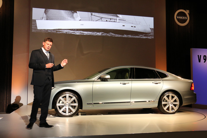 サイドビューについてディズリー氏は、インスピレーションを高級でシンプルなヨットに求めたと語る。こうした船はシンプルであるほど高額になり、90シリーズのボディでもそのイメージを追求したという。シンプルでエレガントなデザインであり、これだけが特別であると見せているとアピール