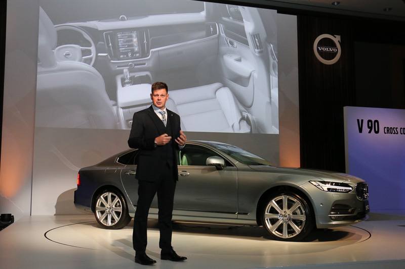 インテリアでは夜間走行のシーンを想定して、暗いスカンジナビアの夜でもゴージャスな明かりが車内に灯っていることで、歓迎されている雰囲気や安全な空間であることが印象づけられ、自宅を離れていても自宅にいるようなくつろぎを演出している