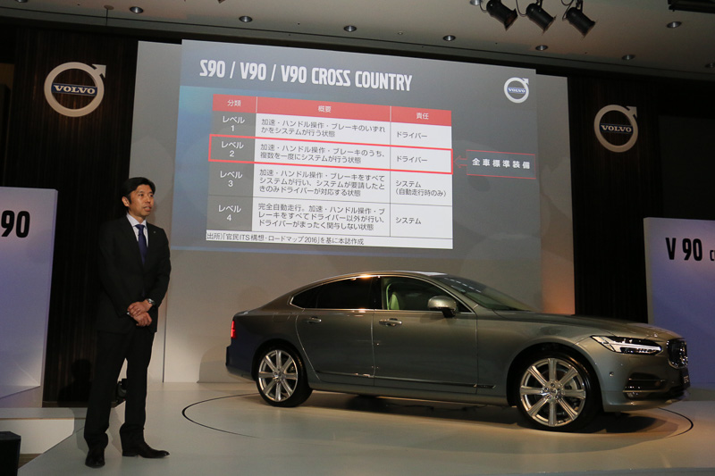 将来的な完全自動運転に向けて開発が進められている技術を活用した「パイロット・アシストII」では、車線さえ認識できれば140km/hまで車線内にとどまるようステアリング操作を行なう。新型90シリーズの全車に標準装備