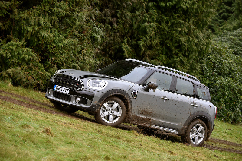 新型「MINI クロスオーバー」のボディサイズ（MINI クーパー D クロスオーバー）は4315×1820×1595mm（全長×全幅×全高）、ホイールベース2670mm