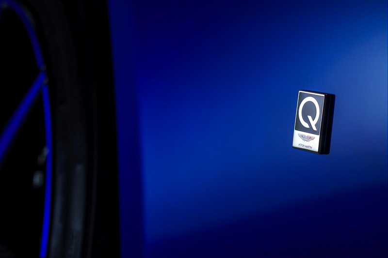 エクステリアの各所にカーボンパーツを採用した