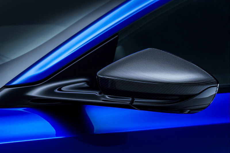 エクステリアの各所にカーボンパーツを採用した