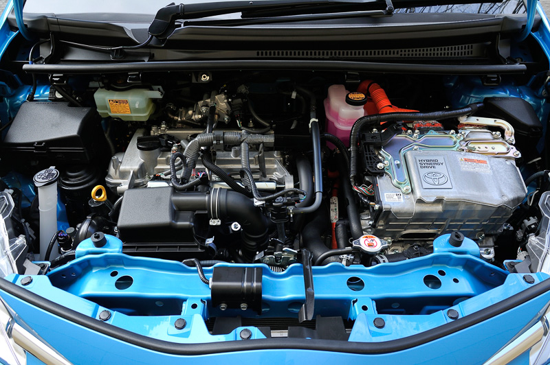 直列4気筒DOHC 1.5リッター自然吸気エンジンと1LMモーター、電気式無段変速機を組み合わせる「THS II」を採用。ハイブリッドモデルのJC08モード燃費は34.4km/L