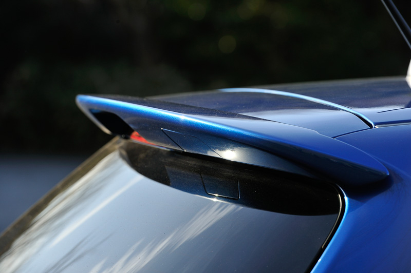 「リアルーフスポイラー」（左）や「サイドマッドガード」（右）なども専用装備