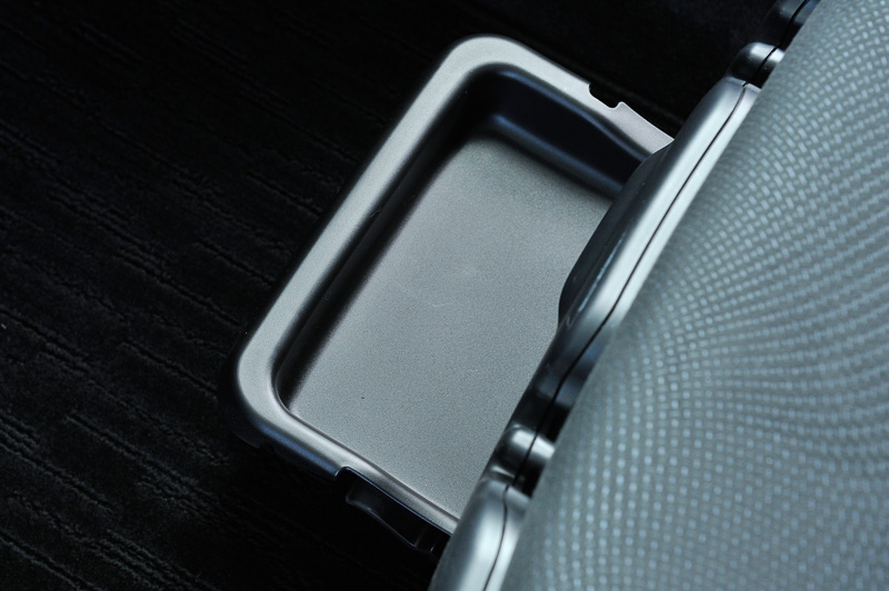 さまざまな場所に収納スペースを設定。助手席前方のプレートを引き上げてブレーキング時などに座面に置いた荷物が落ちないようにする「買い物アシストシート」は、溝の部分で傘を固定したりバッグなどを掛けておけるよう工夫されている