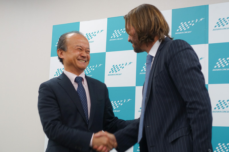 会見終了後がっちり握手。鈴鹿サーキットの世界に対するステータスの高さを活かし、世界中からさまざまなGT車両が集まる鈴鹿10時間耐久レースの成功を期待したい