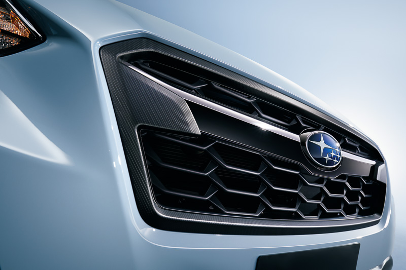 インプレッサではシルバーとなるフロントグリル外周の加飾はXVではブラックアウトされ、横バーに重なるようなデザインとなる