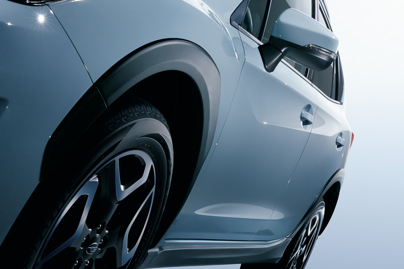 ブラックのホイールアーチやルーフレールなどを装備してSUVらしさを強調。ルーフレール無し車も用意され、全高が45mm低い1550mmとなる
