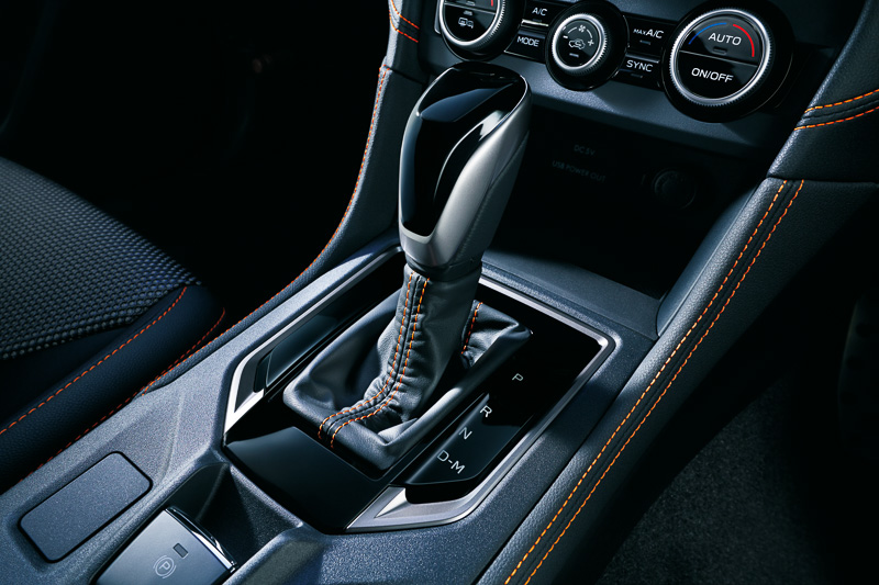 本革巻きのステアリングとセレクトレバーブーツは2.0リッターモデルに標準装備。1.6i-L EyeSightでもオプション装着が可能