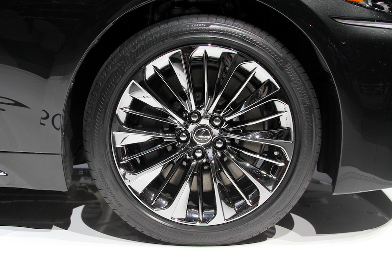 新開発GA-Lプラットフォームを採用するLS500hのボディサイズは5235×1900×1450mm（全長×全幅×全高）、ホイールベースは3125mm。エクステリアデザインではクーペシルエットを追求し、フロントからリアまで抜けるシャープな基本立体から、フェンダーがダイナミックに突き出す構成とした