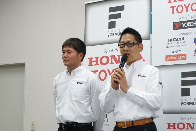 サーキット場内実況とともに、BSフジでの実況も担当するピエール北川氏（右）、本山哲選手（左）