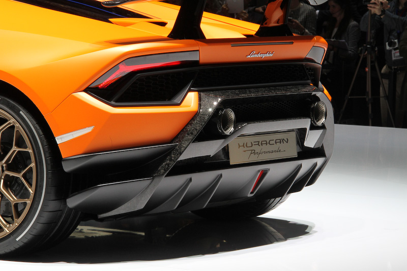 エクステリアの随所にランボルギーニの特許素材であるフォージドコンポジットを採用するとともに、専用開発したアクティブ・エアロダイナミクス・システム「エアロダイナミカ・ランボルギーニ・アッティーヴァ（ALA）」を採用したのが新しい