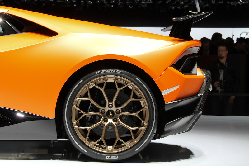 エクステリアの随所にランボルギーニの特許素材であるフォージドコンポジットを採用するとともに、専用開発したアクティブ・エアロダイナミクス・システム「エアロダイナミカ・ランボルギーニ・アッティーヴァ（ALA）」を採用したのが新しい