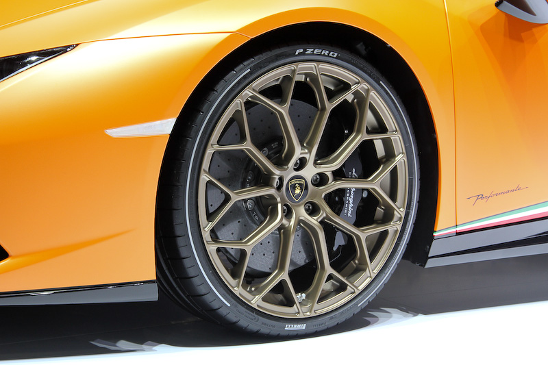 エクステリアの随所にランボルギーニの特許素材であるフォージドコンポジットを採用するとともに、専用開発したアクティブ・エアロダイナミクス・システム「エアロダイナミカ・ランボルギーニ・アッティーヴァ（ALA）」を採用したのが新しい