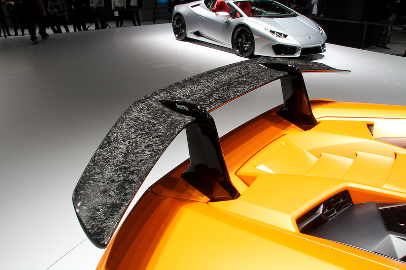 エクステリアの随所にランボルギーニの特許素材であるフォージドコンポジットを採用するとともに、専用開発したアクティブ・エアロダイナミクス・システム「エアロダイナミカ・ランボルギーニ・アッティーヴァ（ALA）」を採用したのが新しい