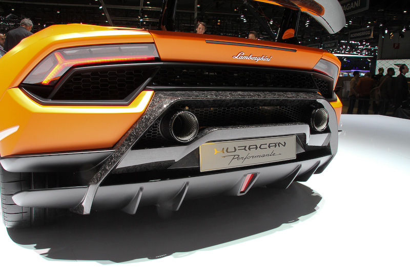エクステリアの随所にランボルギーニの特許素材であるフォージドコンポジットを採用するとともに、専用開発したアクティブ・エアロダイナミクス・システム「エアロダイナミカ・ランボルギーニ・アッティーヴァ（ALA）」を採用したのが新しい