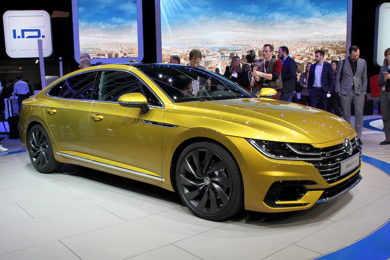 アルテオンのボディサイズは4862×1871×1427mm（全長×全幅×全高）、ホイールベースは2841mm。写真のボディカラーは明るい陽射しをイメージした新色のクルクマイエロー。このほかアトランティックブルー、チリレッドなども設定される