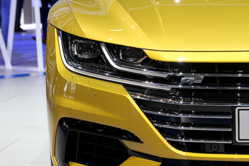 アルテオンのボディサイズは4862×1871×1427mm（全長×全幅×全高）、ホイールベースは2841mm。写真のボディカラーは明るい陽射しをイメージした新色のクルクマイエロー。このほかアトランティックブルー、チリレッドなども設定される