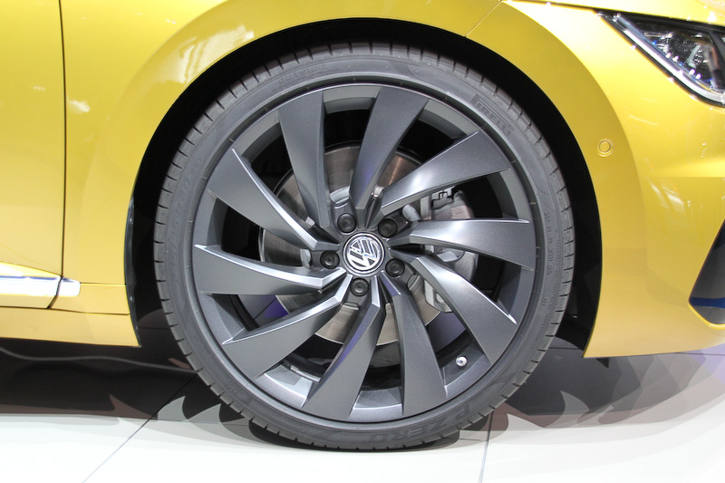 アルテオンのボディサイズは4862×1871×1427mm（全長×全幅×全高）、ホイールベースは2841mm。写真のボディカラーは明るい陽射しをイメージした新色のクルクマイエロー。このほかアトランティックブルー、チリレッドなども設定される