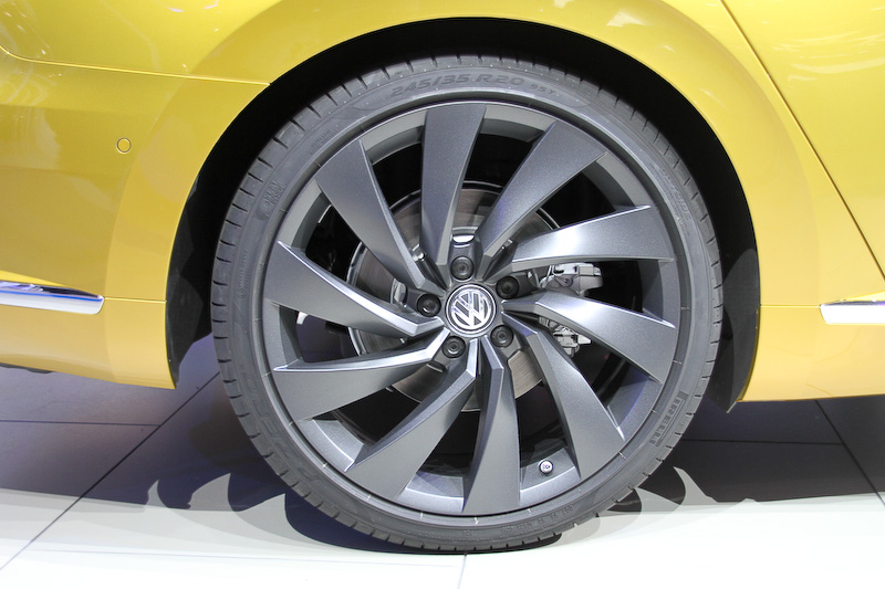 アルテオンのボディサイズは4862×1871×1427mm（全長×全幅×全高）、ホイールベースは2841mm。写真のボディカラーは明るい陽射しをイメージした新色のクルクマイエロー。このほかアトランティックブルー、チリレッドなども設定される