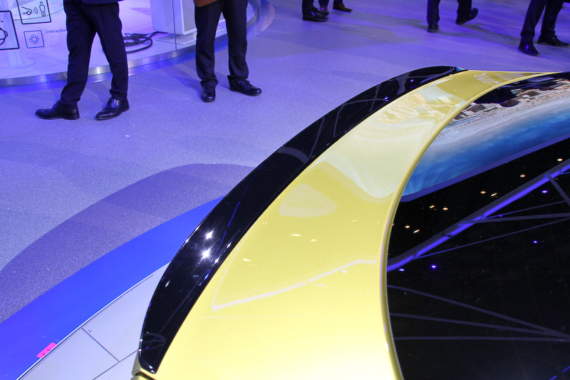 アルテオンのボディサイズは4862×1871×1427mm（全長×全幅×全高）、ホイールベースは2841mm。写真のボディカラーは明るい陽射しをイメージした新色のクルクマイエロー。このほかアトランティックブルー、チリレッドなども設定される