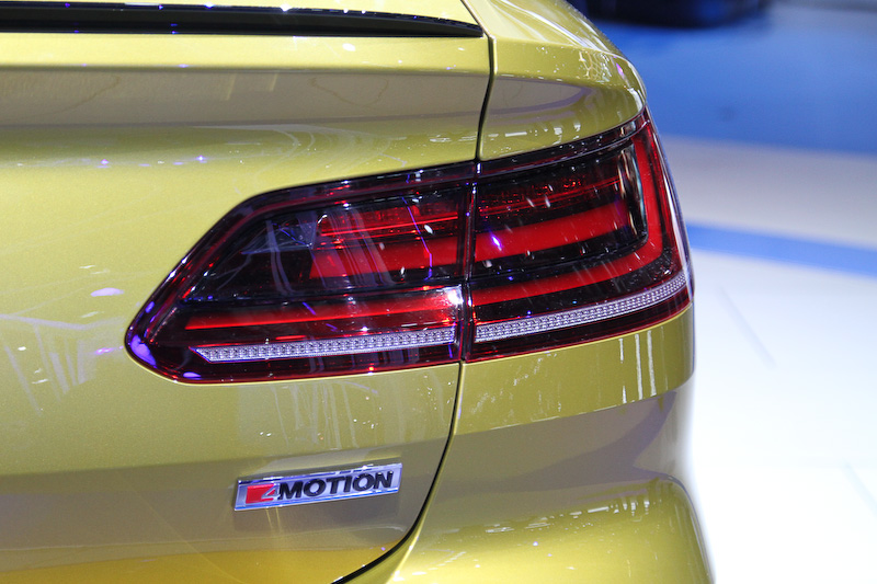 アルテオンのボディサイズは4862×1871×1427mm（全長×全幅×全高）、ホイールベースは2841mm。写真のボディカラーは明るい陽射しをイメージした新色のクルクマイエロー。このほかアトランティックブルー、チリレッドなども設定される