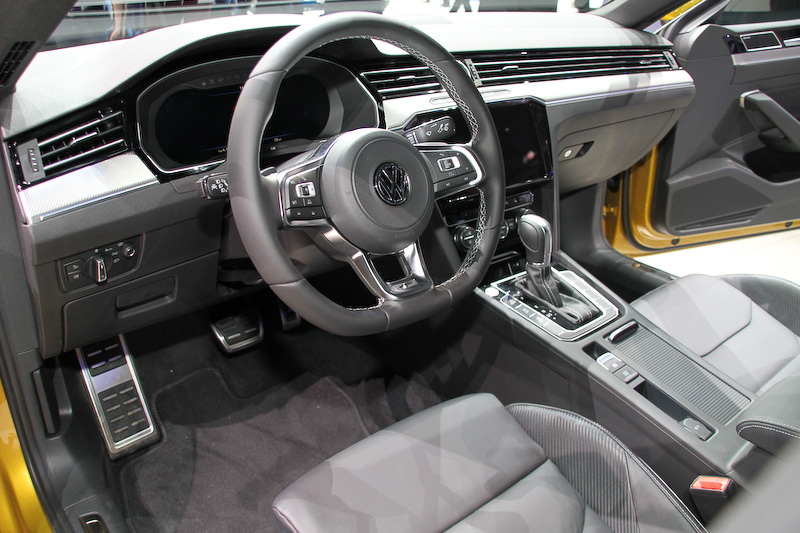 インテリアカラーはブラック、ダークグレー、ダーク＆ライトグレーのコンビネーションの3種類を設定