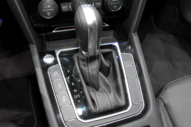 インテリアカラーはブラック、ダークグレー、ダーク＆ライトグレーのコンビネーションの3種類を設定