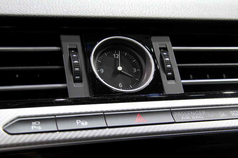 インテリアカラーはブラック、ダークグレー、ダーク＆ライトグレーのコンビネーションの3種類を設定